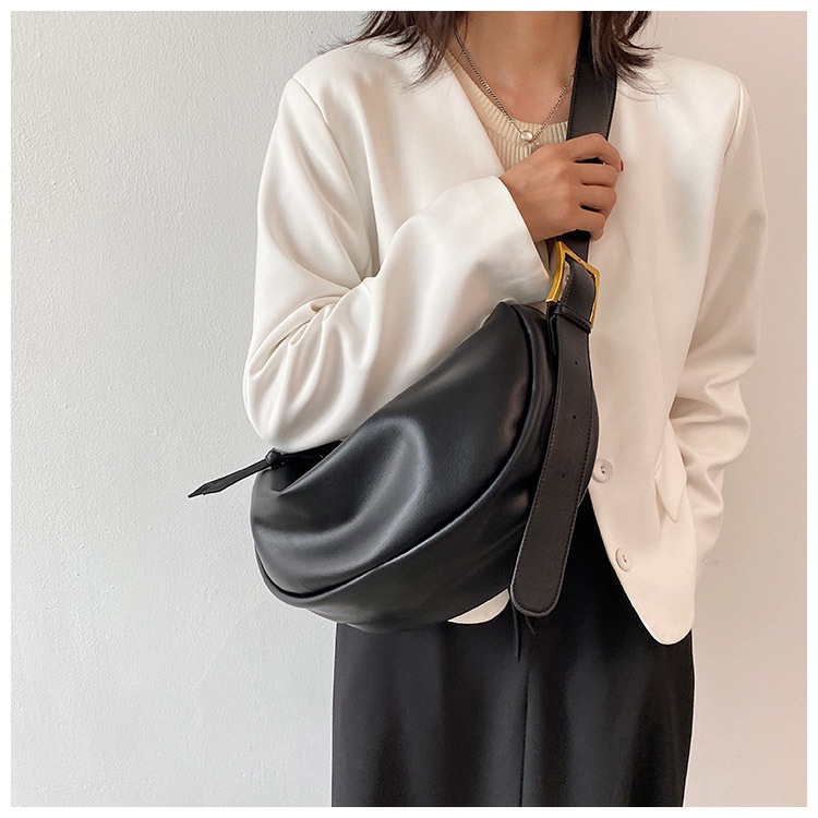 Korean version of the fashion dumpling bag 2022 new women's bag lightweight simple casual solid color single shoulder messenger bag