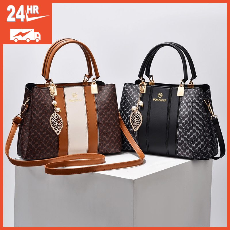 New fashion handbag in spring and summer of 2022 Middle aged large capacity color matching single shoulder diagonal bag trend