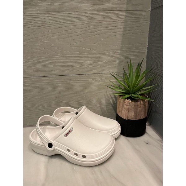 White crocs hot sale nursing shoes