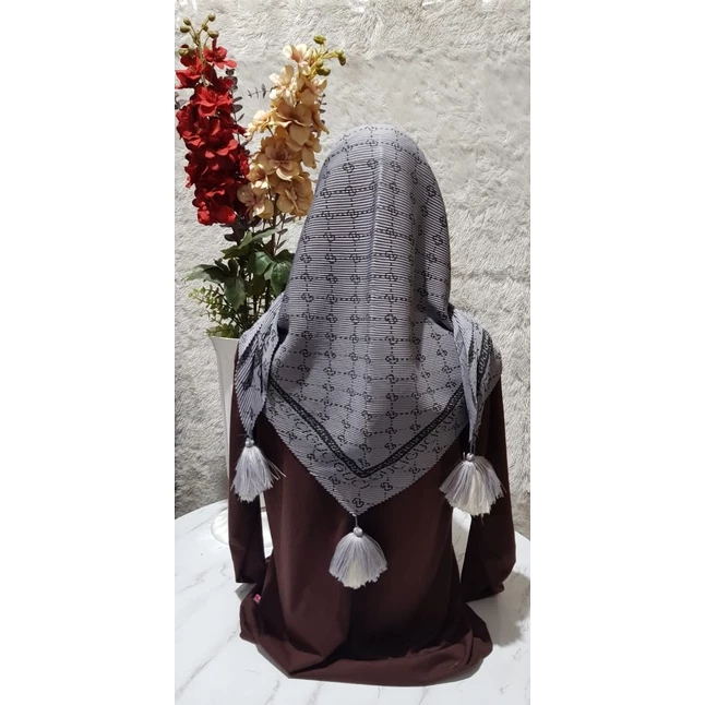 HIJAB Segi Empat Plisket Motif Tasel Brand G / Segi 4 Motif Terbaru/Hijab Segi Empat Printing/Plisket Motif Butik - Gambar 3