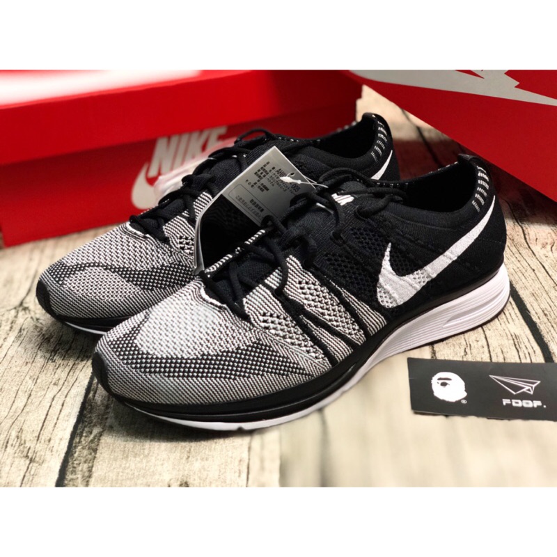 Nike trainer best sale flyknit oreo