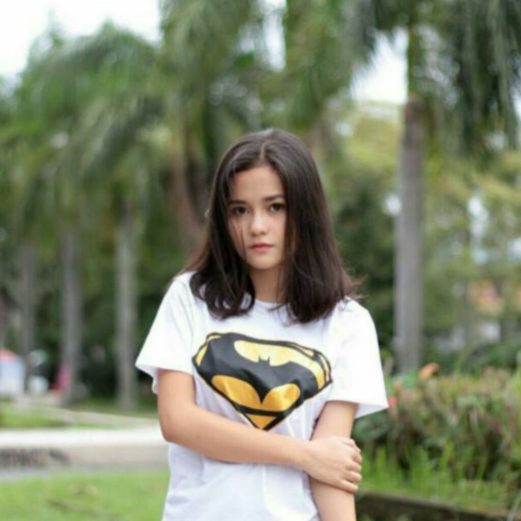 Girl wearing superman 2025 t shirt tumblr