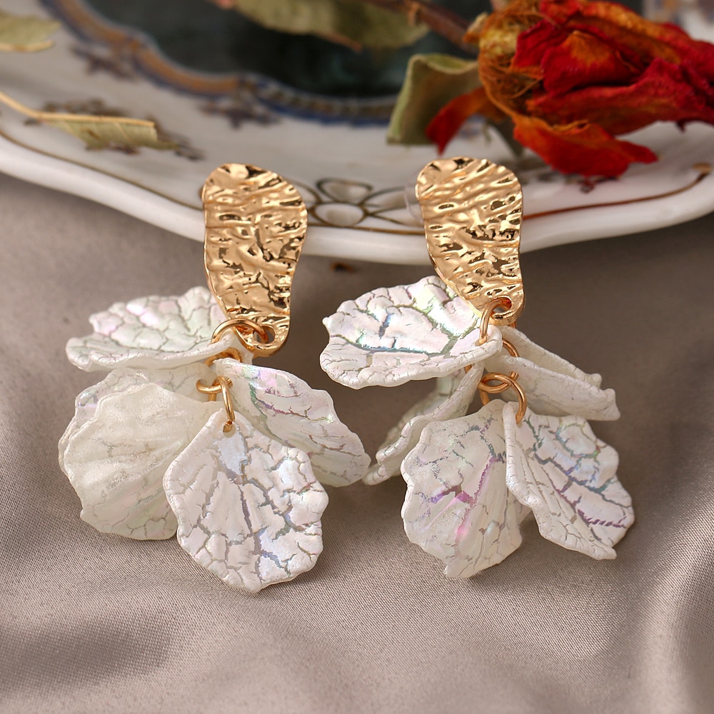 White flower sale dangle earrings