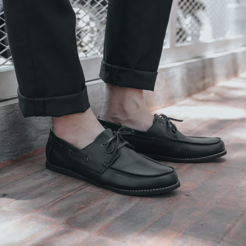 Black boat hot sale shoes