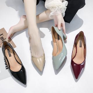 Elegant black outlet pumps