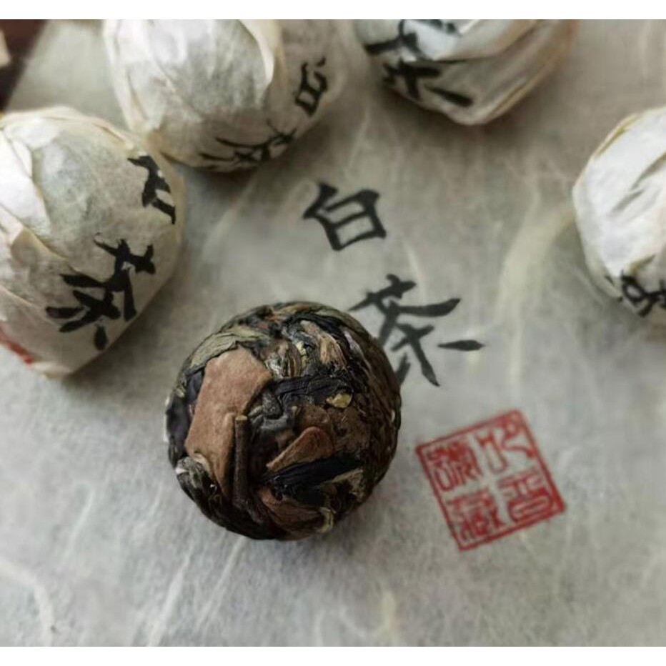 Yunnan Pinghe white tea 2 types: 1. 平河古树白 月光白月光美人 云南普洱茶白茶 茶饼 357g; 2. 平 ...