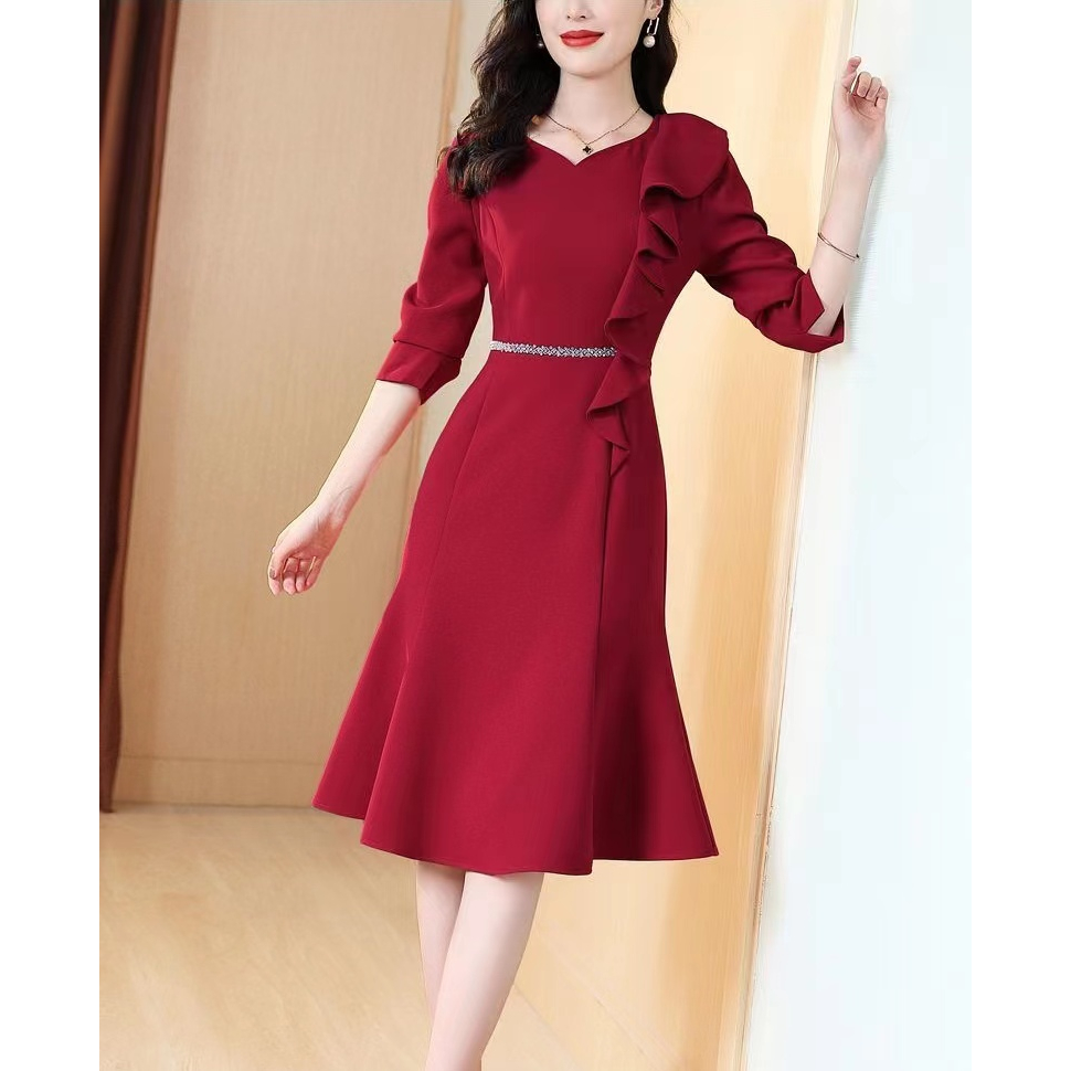 Elegant women's outlet fashion