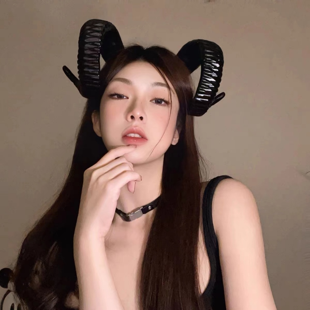 Halloween Costumes Devil, Eerie Themed Costumes, Sinister Makeup Styles