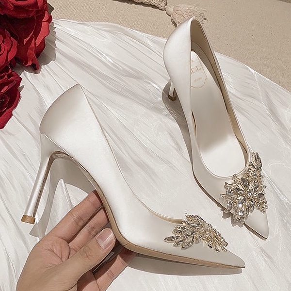 White hot sale bridal pumps