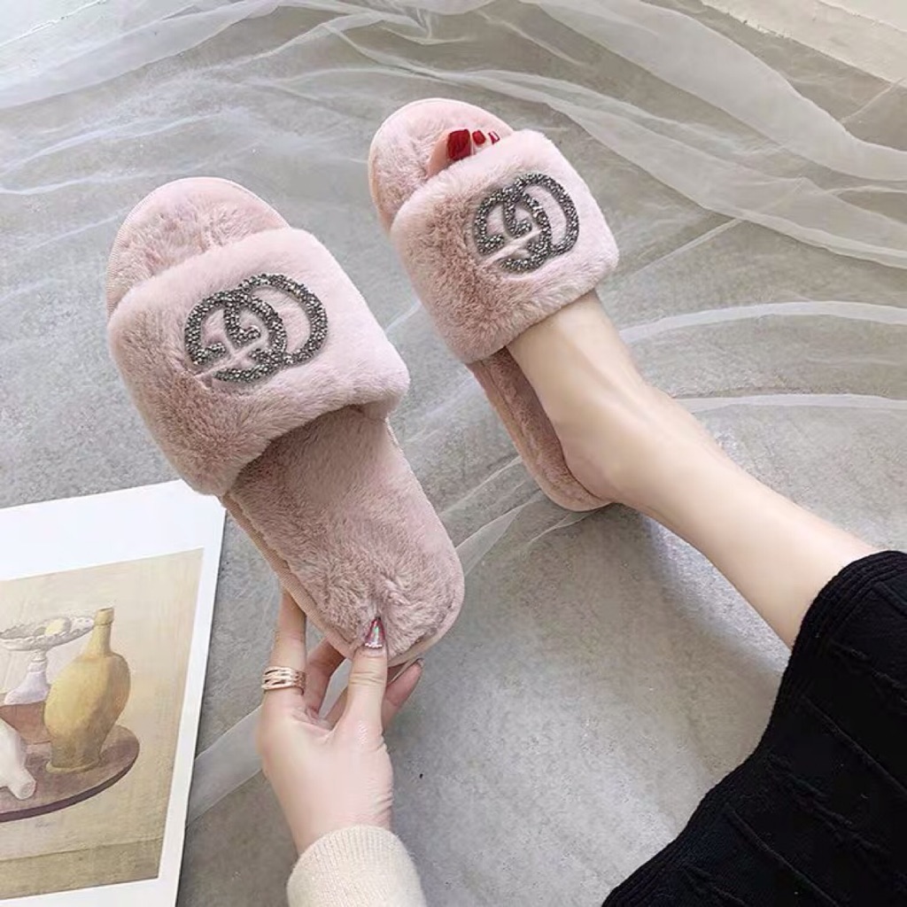 Luxury best sale fluffy slippers