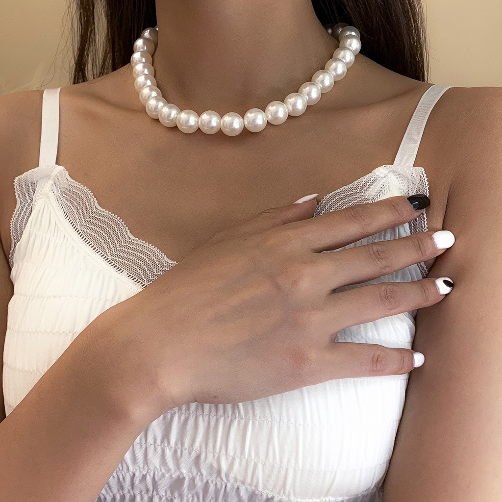 Giant on sale pearl necklace