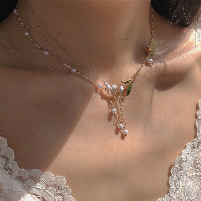 White on sale flower necklace