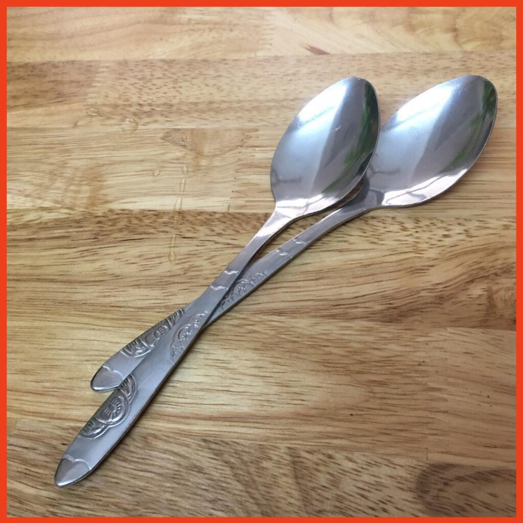 Long-handled stainless steel spoon engraved with many patterns (Random ...