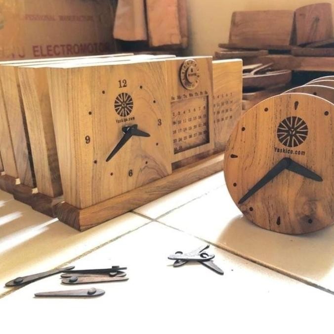 kayu-teak-wood-perpetual-calendar-desk-clock-souvenir-shopee-singapore