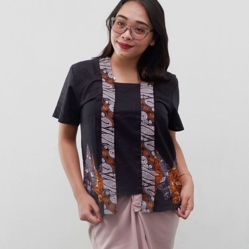 Amara Blouse | Animal Black main image 1