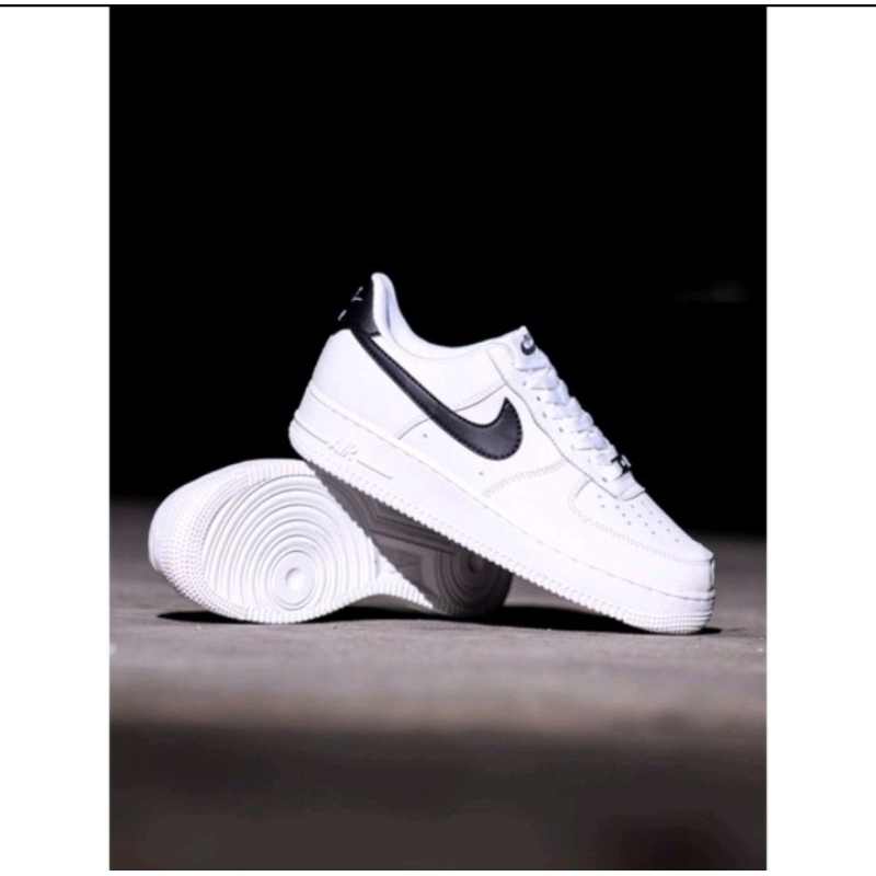 White air force black on sale swoosh