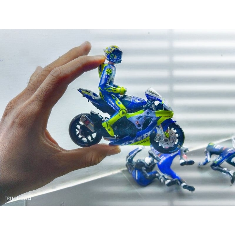 Diecast Custom Yamaha R1 Rossi Figure set 2024 Scale 1:18 | Shopee ...