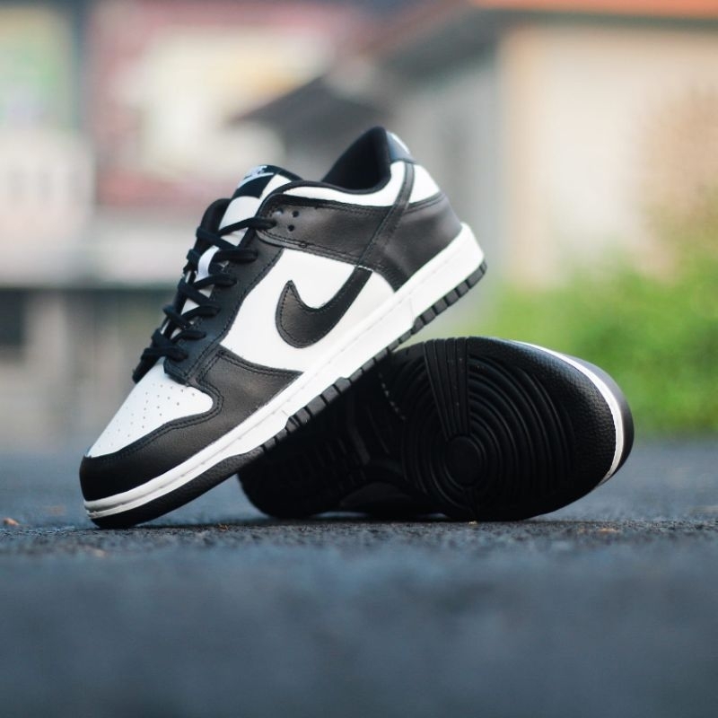 White retro hot sale nike shoes