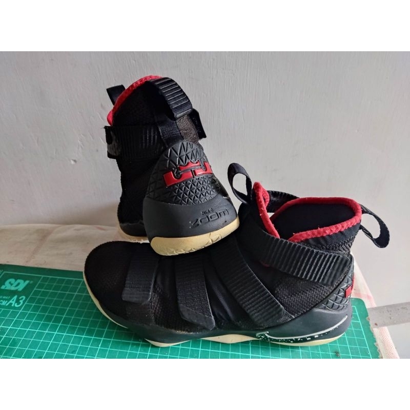 Nike air hot sale lebron soldier