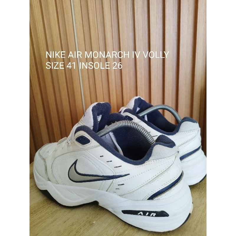 White nike store volleyball shoes womens