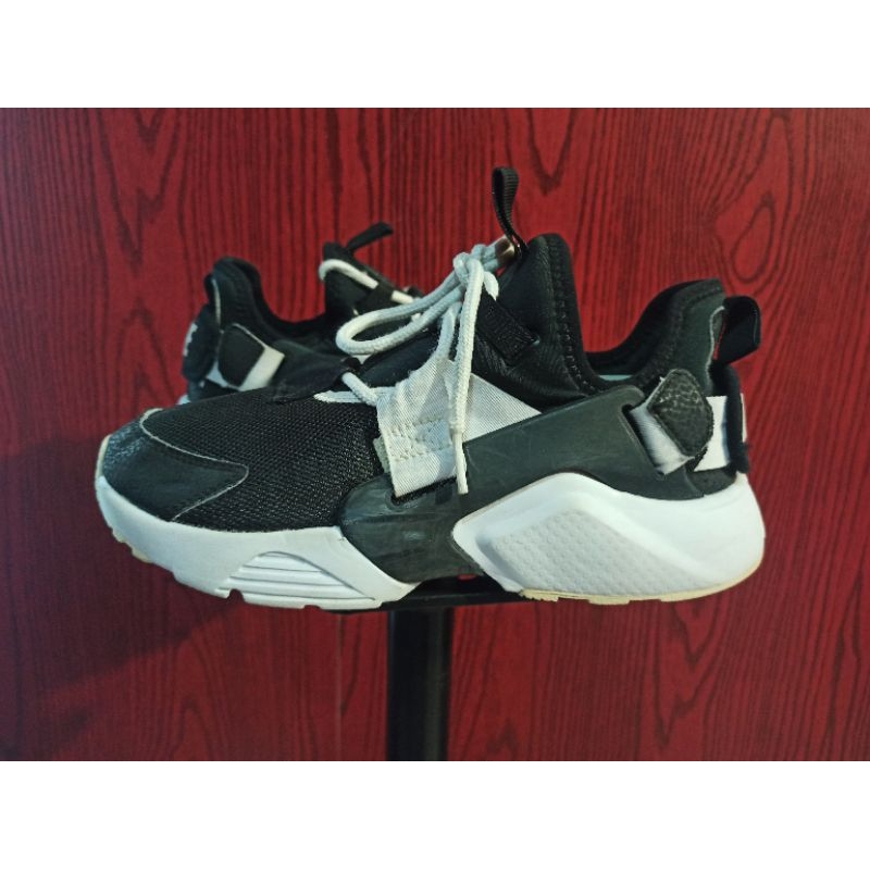 Nike huarache city outlet low black and white