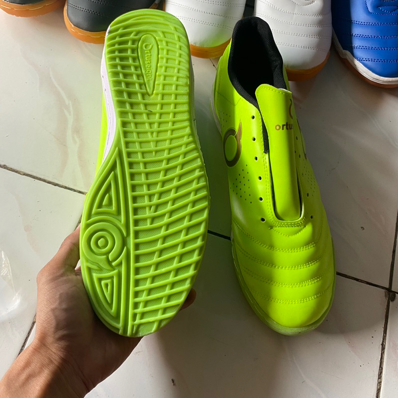 Futsal And Badminton Shoes With Zipper Out Soles Have Been Sewn Strong And Durable For Men And Women