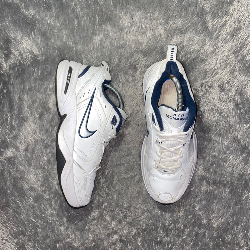 White nike hot sale air monarch