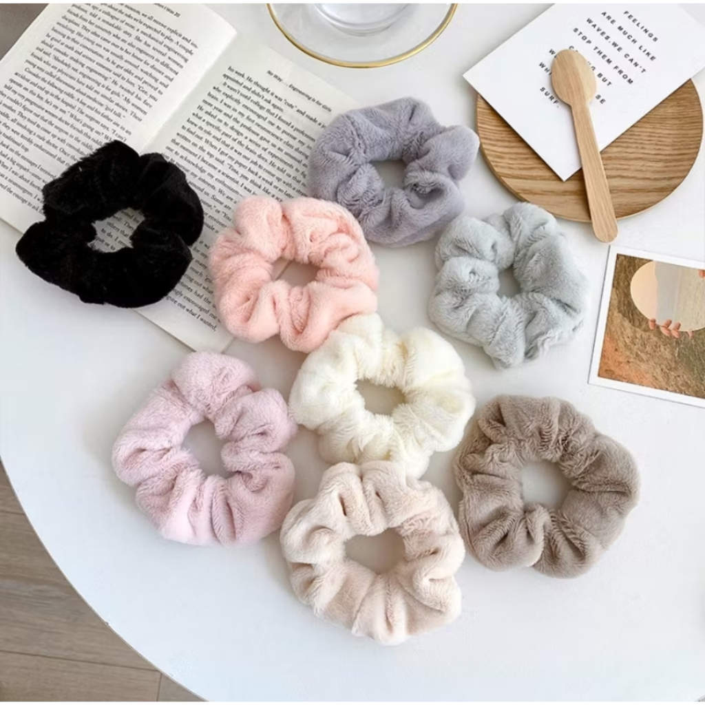 1PCS Ikat Rambut Wanita Scrunchie Model Korea Motif Bulu Halus Aksesoris Fashion Kunciran Cepol Cewek Hairband Polos Lembut Besar A181 - Gambar 3