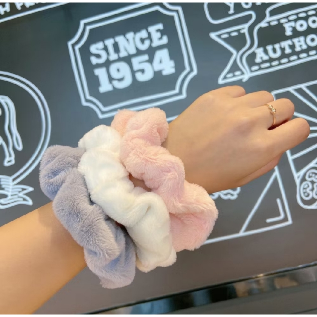 1PCS Ikat Rambut Wanita Scrunchie Model Korea Motif Bulu Halus Aksesoris Fashion Kunciran Cepol Cewek Hairband Polos Lembut Besar A181 - Gambar 4