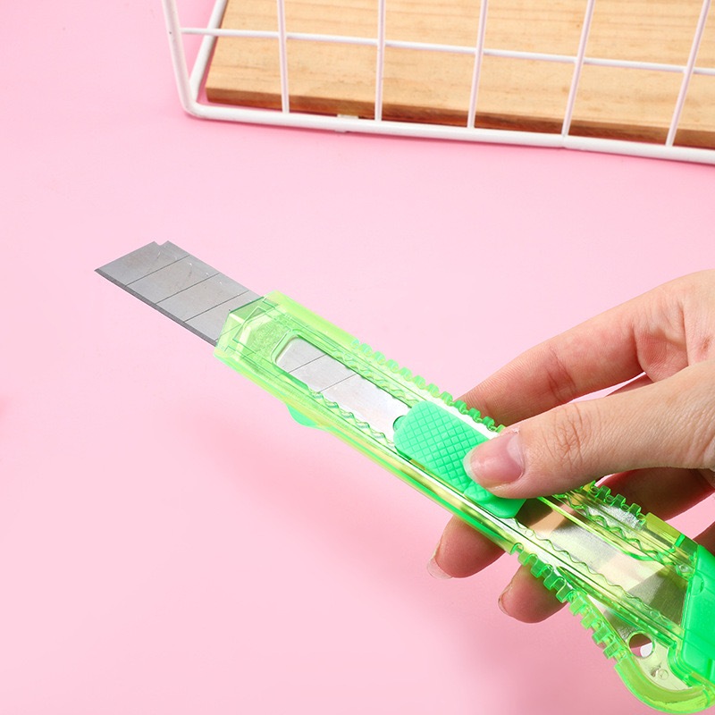 PUSAT17 PISAU CUTTER JUMBO PISAU CUTTER BESAR PISAU CUTTER KATER ATK SEKOLAH PEMOTONG KERTAS PORTABLE PISAU CUTTER TAJAM PISAU UNBOXING PAKET UTILITY CUTTER - Gambar 4