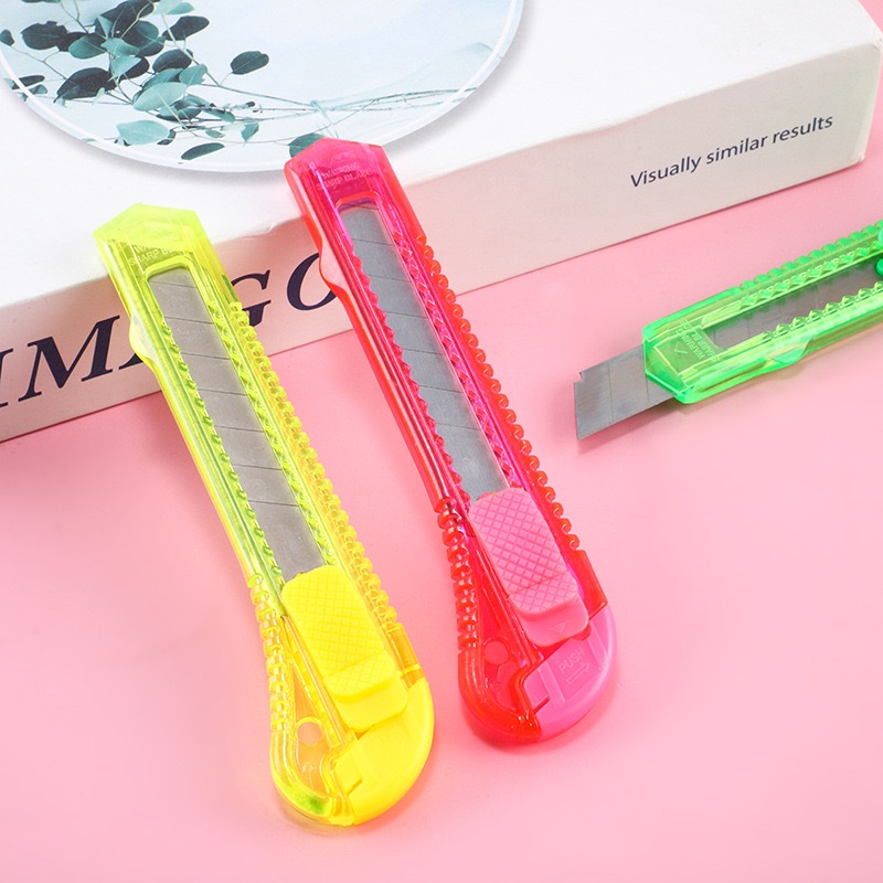 PUSAT17 PISAU CUTTER JUMBO PISAU CUTTER BESAR PISAU CUTTER KATER ATK SEKOLAH PEMOTONG KERTAS PORTABLE PISAU CUTTER TAJAM PISAU UNBOXING PAKET UTILITY CUTTER - Gambar 3