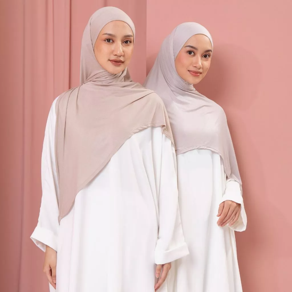 Lozy Hijab - Lesti Instan Bandana Syari Lozy x Lesti Kejora (Khiban Kaos Pashmina Instan Bandana Bahan Viscose Rayon) - Gambar 4