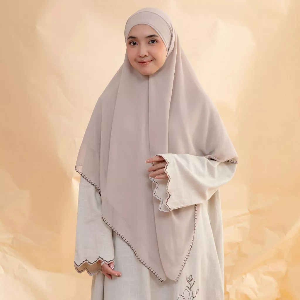Lozy Hijab - Bordee Khimar Bandana (Scallop Embroidery Khimar Bandana Bahan Ceruty Babydoll) - Gambar 3