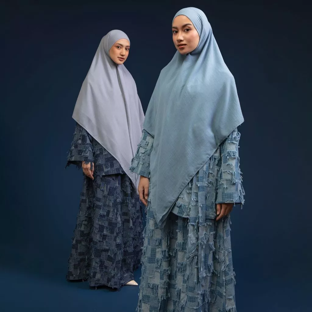 Lozy Hijab - Aluna Denim Set (Set Blouse Skirt Jeans Bahan Cotton Denim Unfinished Look) - Gambar 2