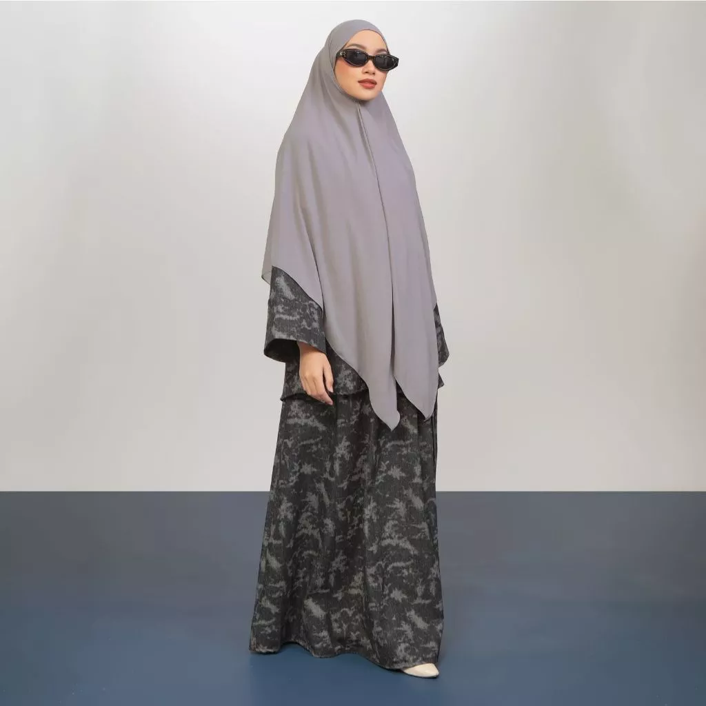 Lozy Hijab - Aluna Denim Set (Set Blouse Skirt Jeans Bahan Cotton Denim Unfinished Look) - Gambar 4