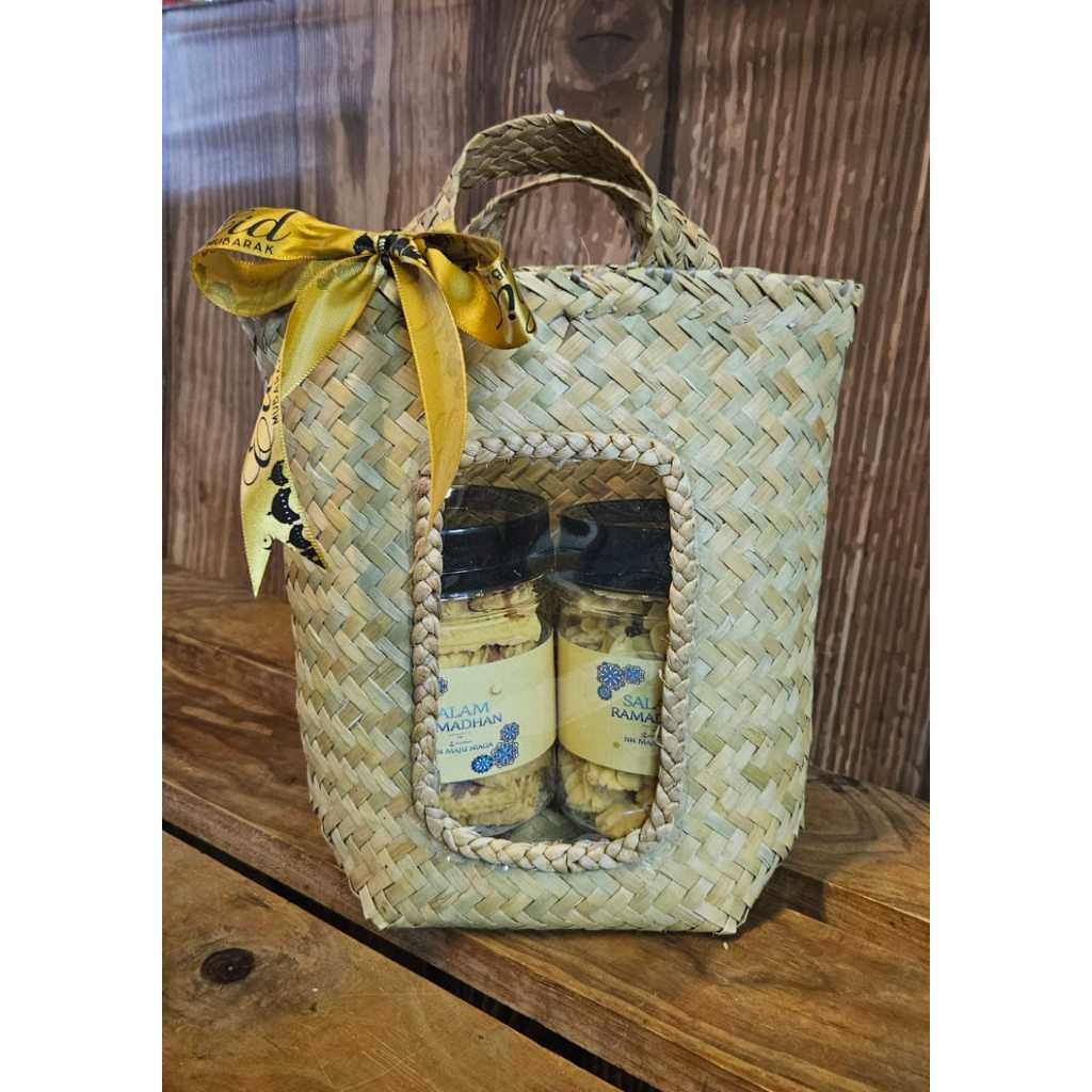 Bakul Hamper Raya 2024 with traditional kuih | Shopee Singapore