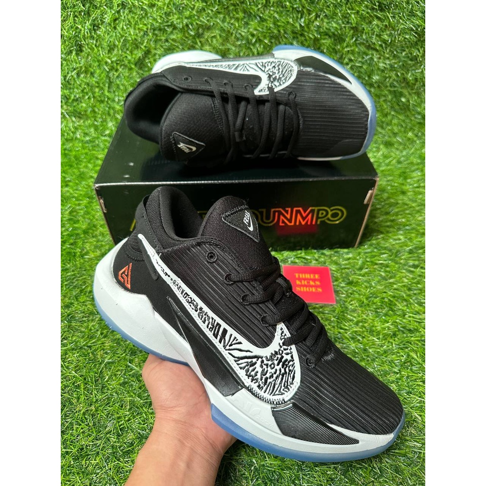 zoom freak black and white