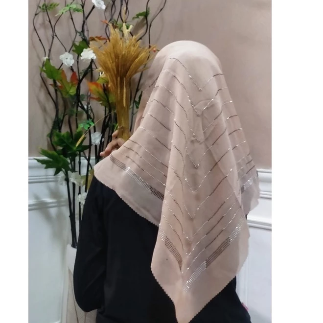 Jilbab Laser Swaroski / Segi Empat Payet Mahkota Lasercut - Gambar 4
