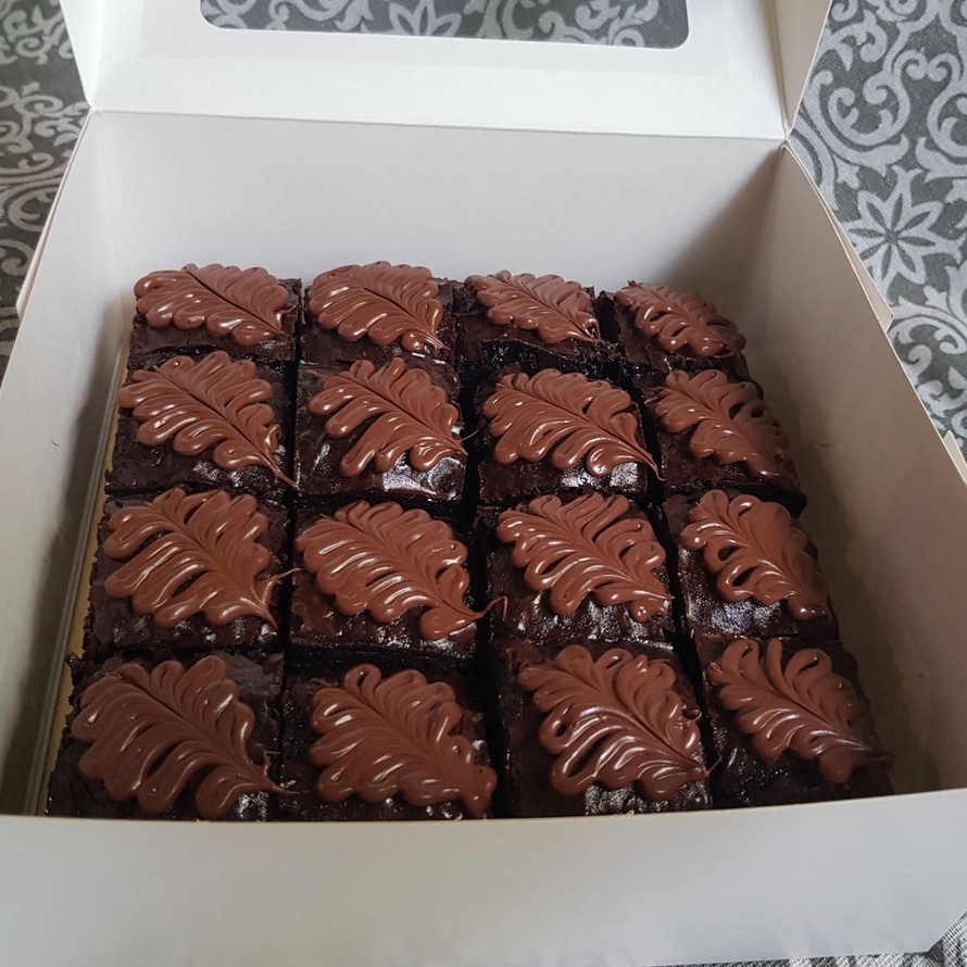 Classic Fudgy Brownies With Nutella Topping (HALAL) Shopee Singapore