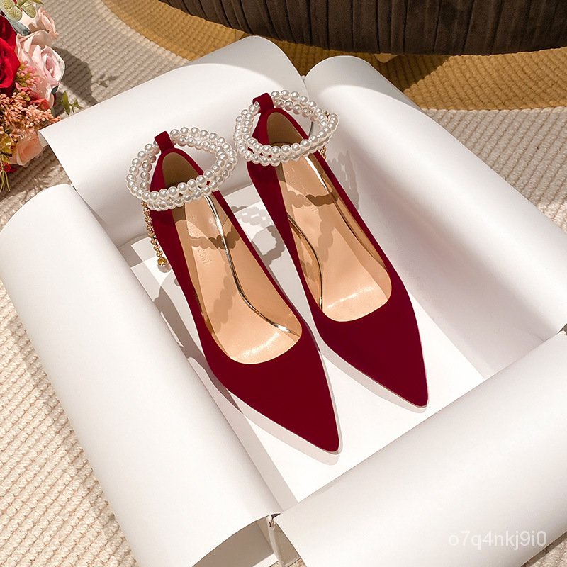 Red hot sale heels pointed