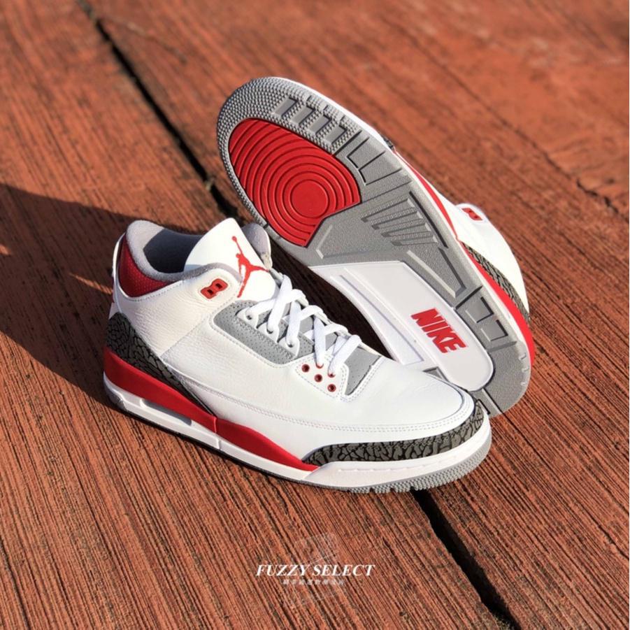 Red retro air on sale jordans