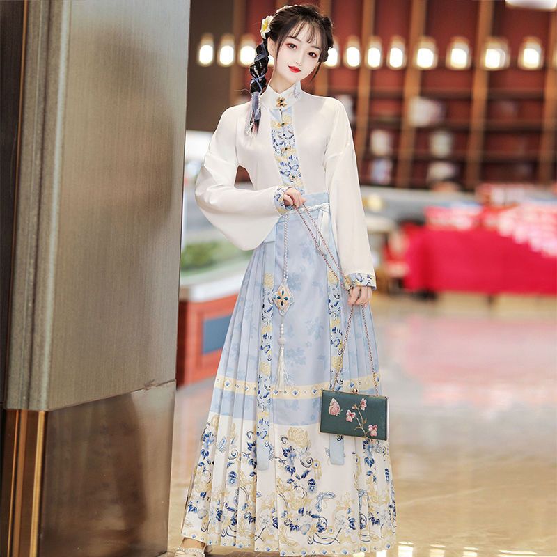 Ming Dynasty Hanfu women's jacquard square collar patch short jacket and horse face skirt