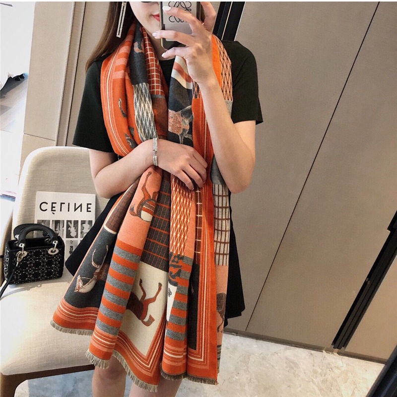 Fashion Lady Soft Cashmere, LV, Gg, Burberry, Hermes, Luxury Brand, Cotton,  Double Face Shawl Scarf in Headband with Tassel - China Winter and  Thickness price