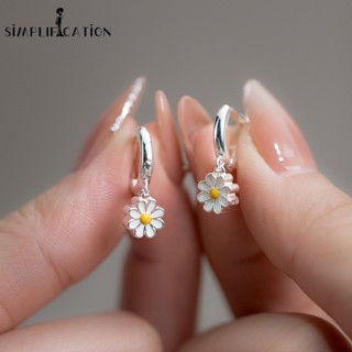 Daisy flower stud on sale earrings