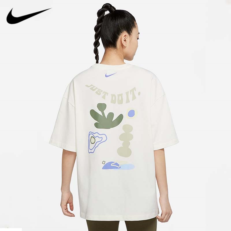 【Ready Stock】100%Authentic Nike Women's Short Sleeve Long Graffiti Print Cotton Crew Neck Sports T-Shirt DX6150-133-441