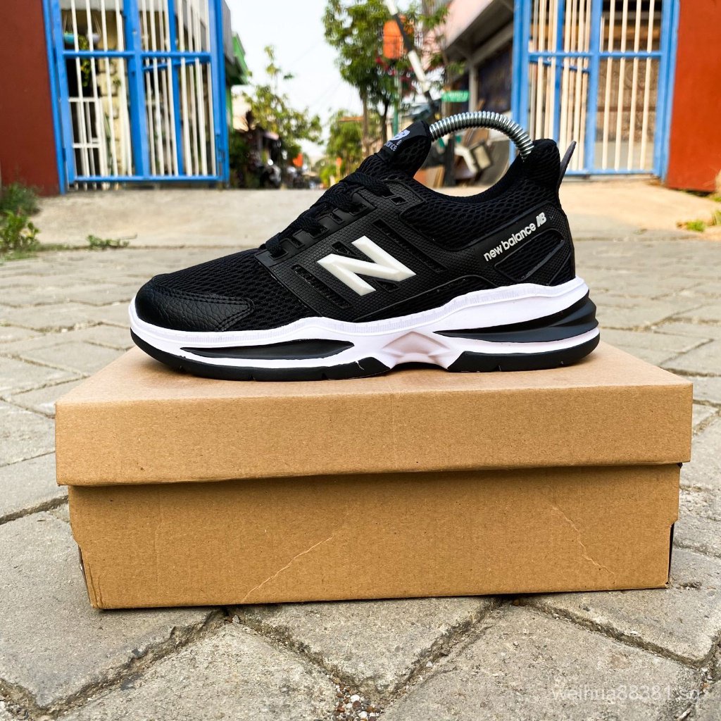 White and black on sale new balance shoes