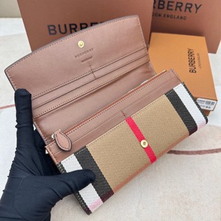 Burberry wallet hotsell gift box