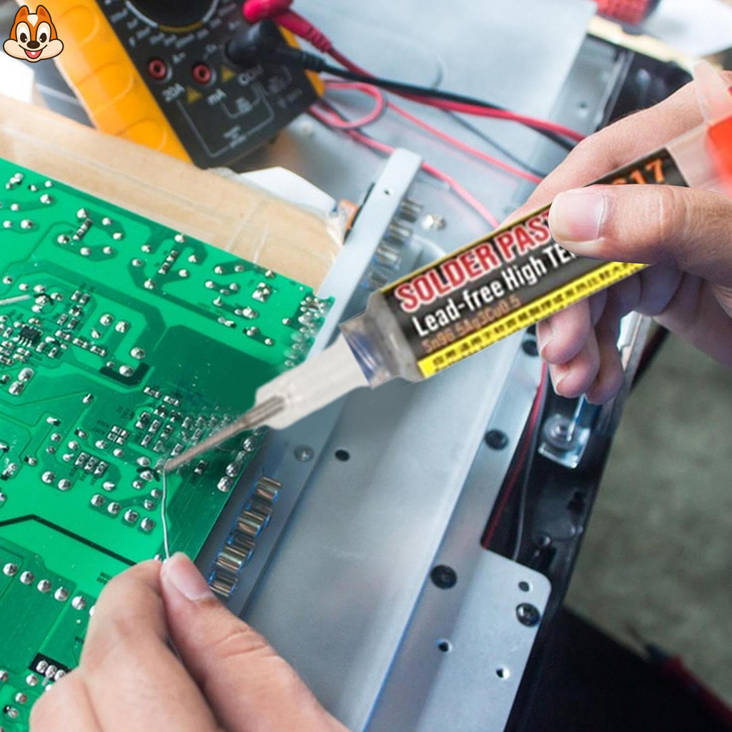 The repairman has lead medium temperature 183° solder paste SMT patch