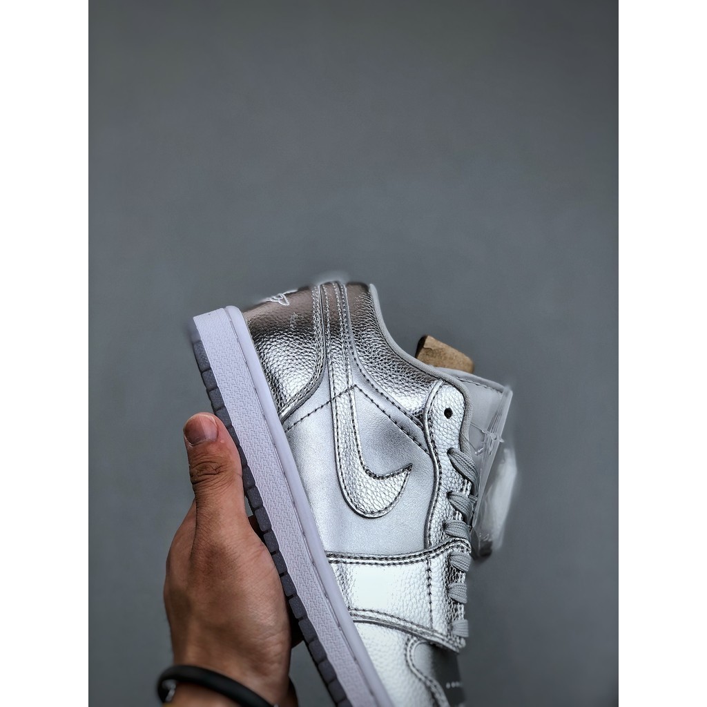 Nike Air Jordan 1 Low SE Metallic Silver/Photon Dust FN5030-001