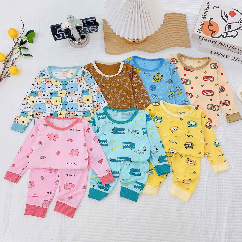 Long-sleeved baby set made of soft and smooth elastic material with ...